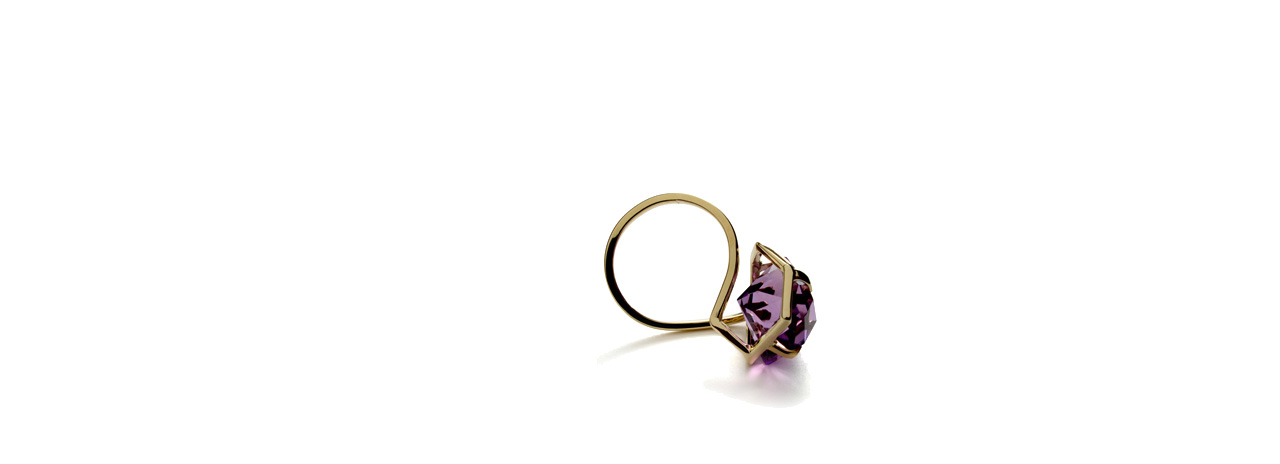 <p><br />Shadow<br />bague<br />or 18 ct, améthiste</p>